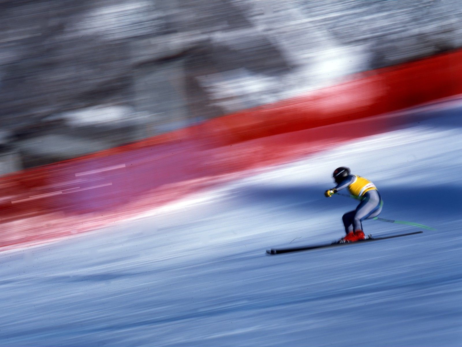 Sciatore sfreccia sulla pista a Bormio